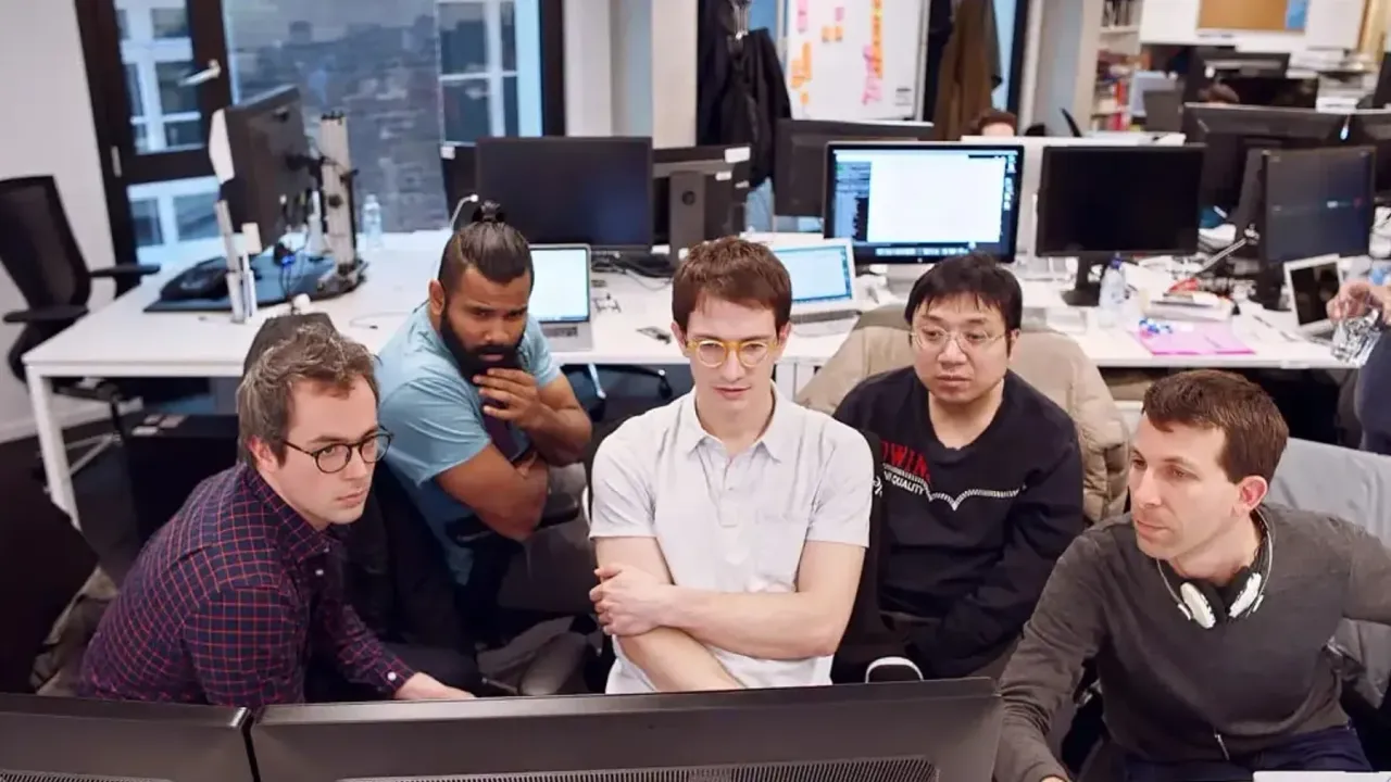 Google DeepMind 研究團隊在 AlphaGo 對局時觀看螢幕的畫面。畫面由作者提供。
